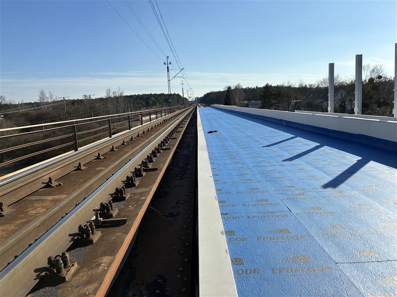 Installation of vibration isolation mats has begun on the new railway bridge in Oborniki